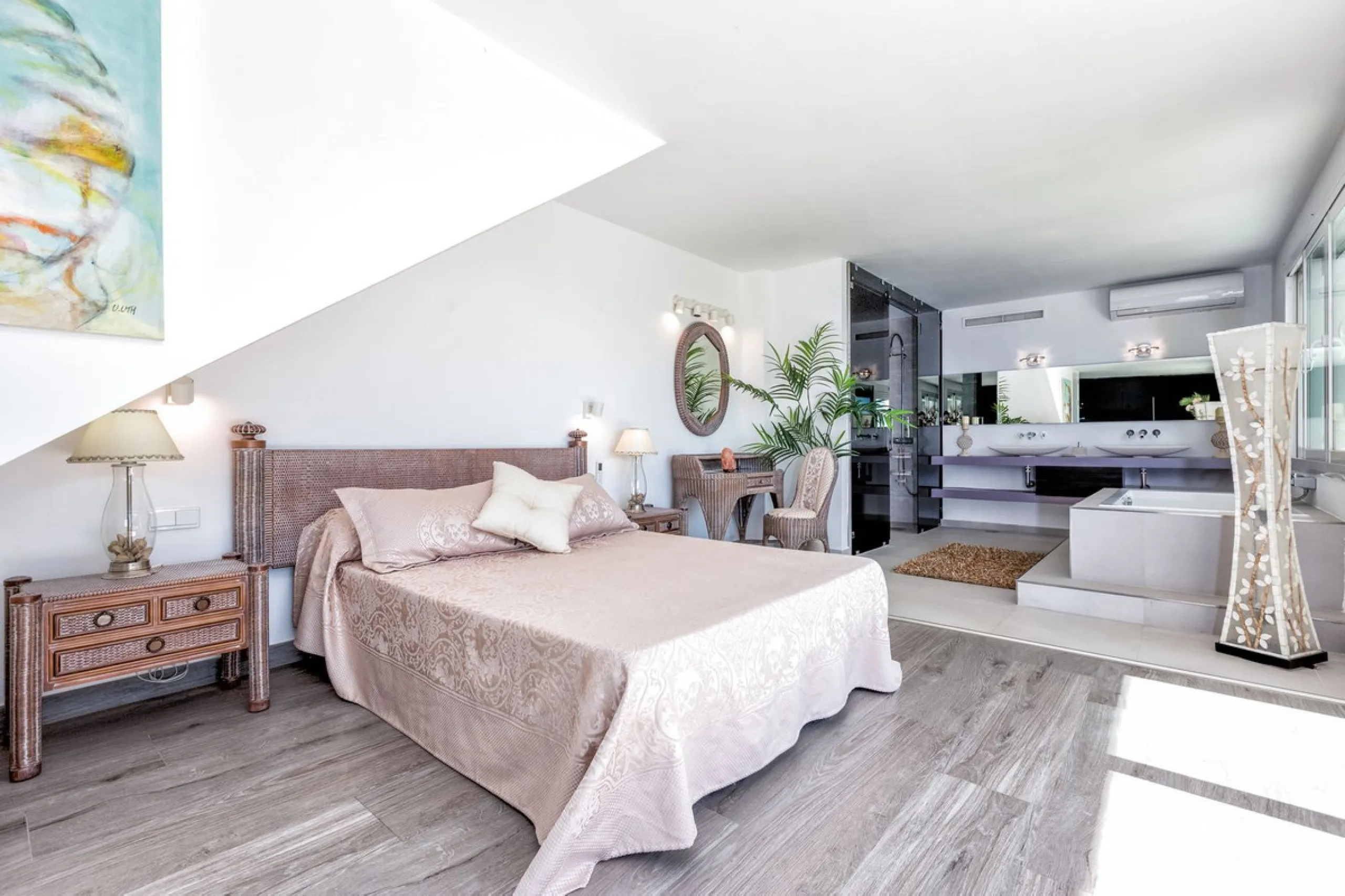 Magnificent contemporary-style villa, located just a 5-minute drive from the center of Estepona, in a privileged natural setting offering complete privacy and panoramic views of the sea, mountains, Gibraltar, and Africa. The property sits on a large plot 