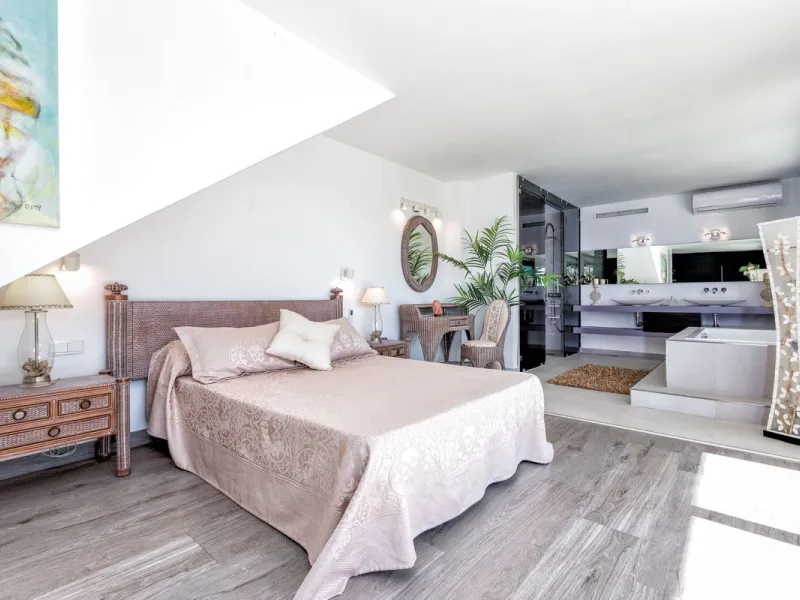Magnificent contemporary-style villa, located just a 5-minute drive from the center of Estepona, in a privileged natural setting offering complete privacy and panoramic views of the sea, mountains, Gibraltar, and Africa. The property sits on a large plot 