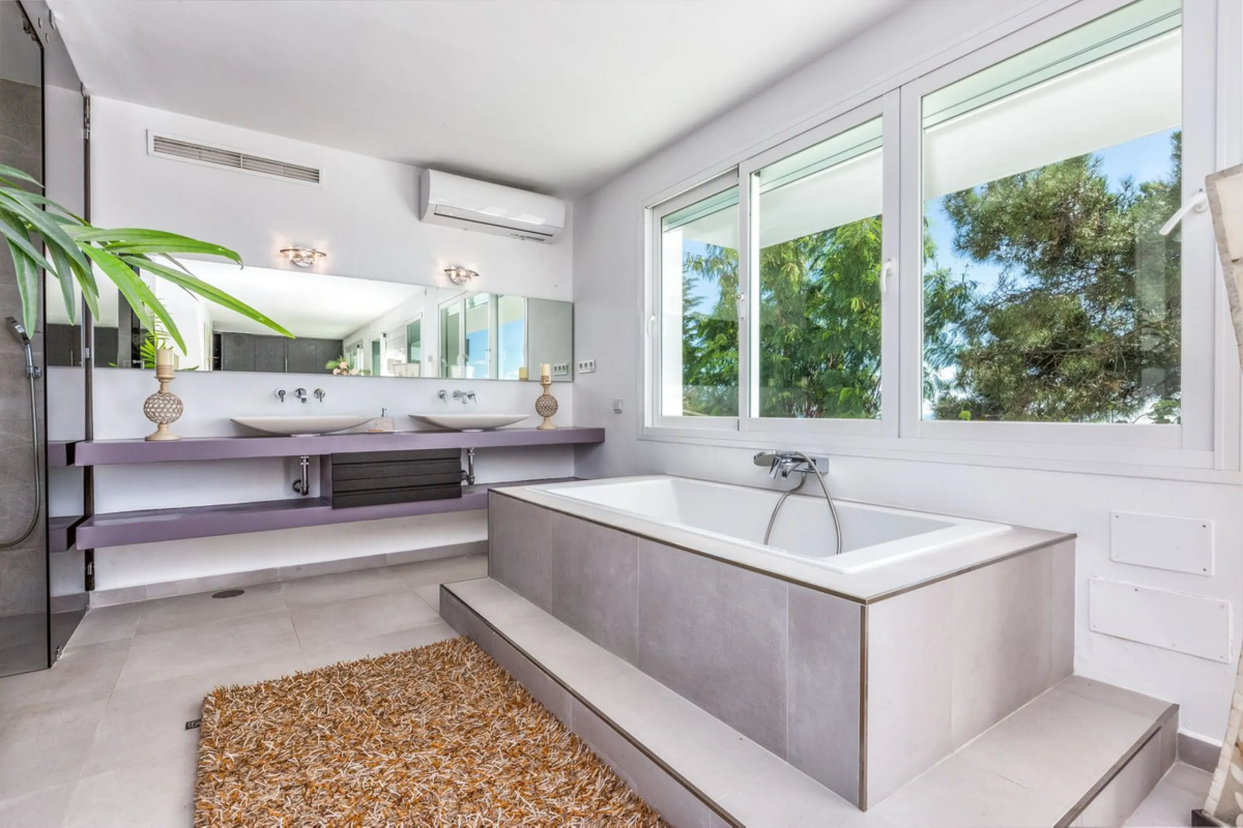 Magnificent contemporary-style villa, located just a 5-minute drive from the center of Estepona, in a privileged natural setting offering complete privacy and panoramic views of the sea, mountains, Gibraltar, and Africa. The property sits on a large plot 
