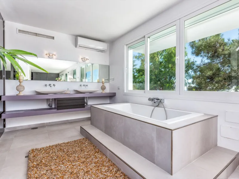 Magnificent contemporary-style villa, located just a 5-minute drive from the center of Estepona, in a privileged natural setting offering complete privacy and panoramic views of the sea, mountains, Gibraltar, and Africa. The property sits on a large plot 