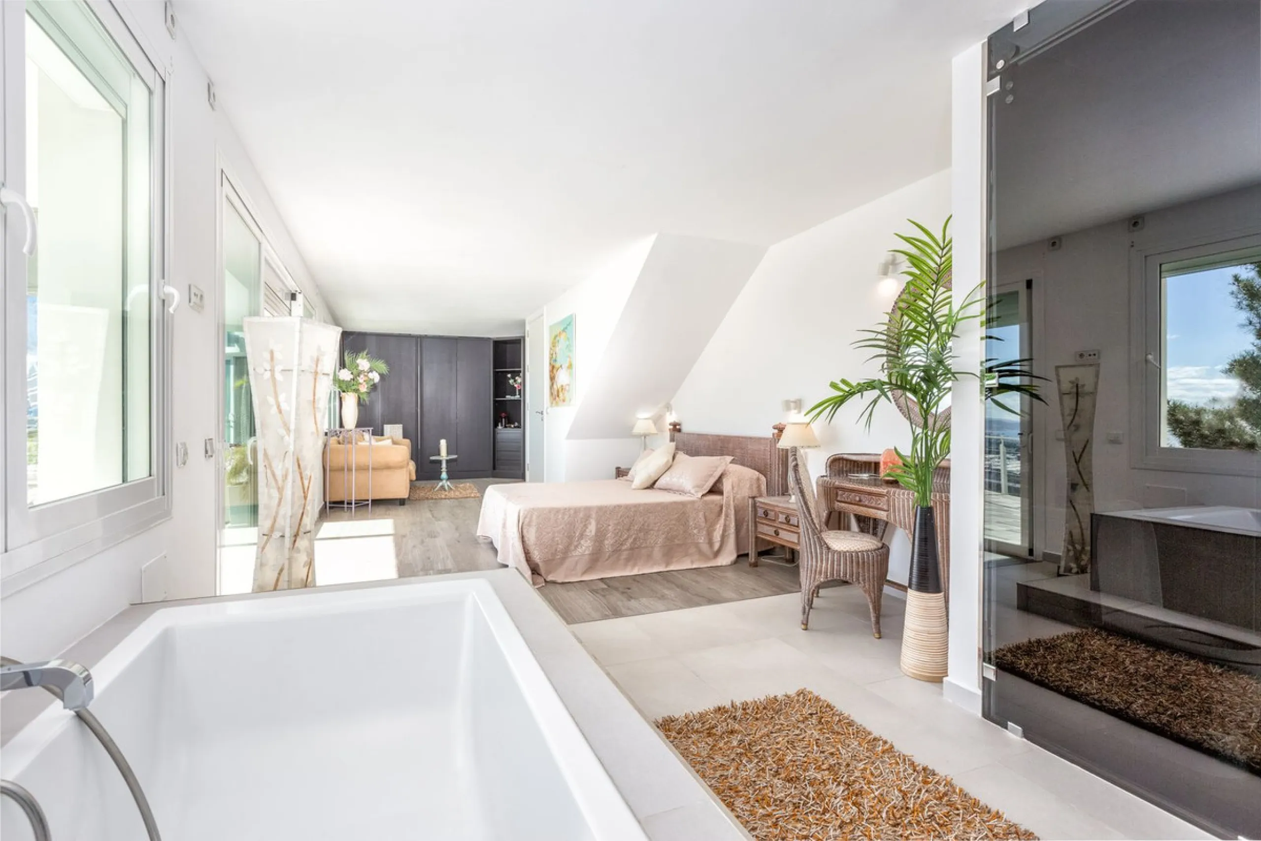 Magnificent contemporary-style villa, located just a 5-minute drive from the center of Estepona, in a privileged natural setting offering complete privacy and panoramic views of the sea, mountains, Gibraltar, and Africa. The property sits on a large plot 
