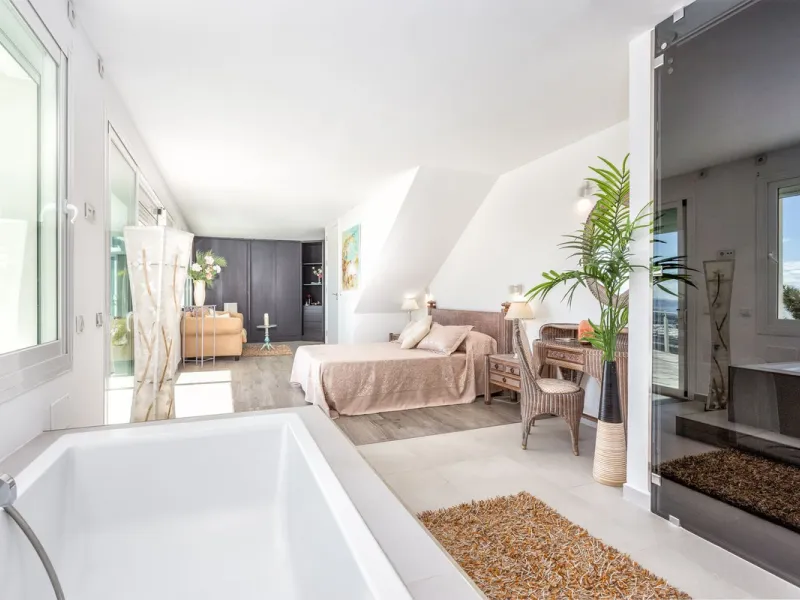 Magnificent contemporary-style villa, located just a 5-minute drive from the center of Estepona, in a privileged natural setting offering complete privacy and panoramic views of the sea, mountains, Gibraltar, and Africa. The property sits on a large plot 
