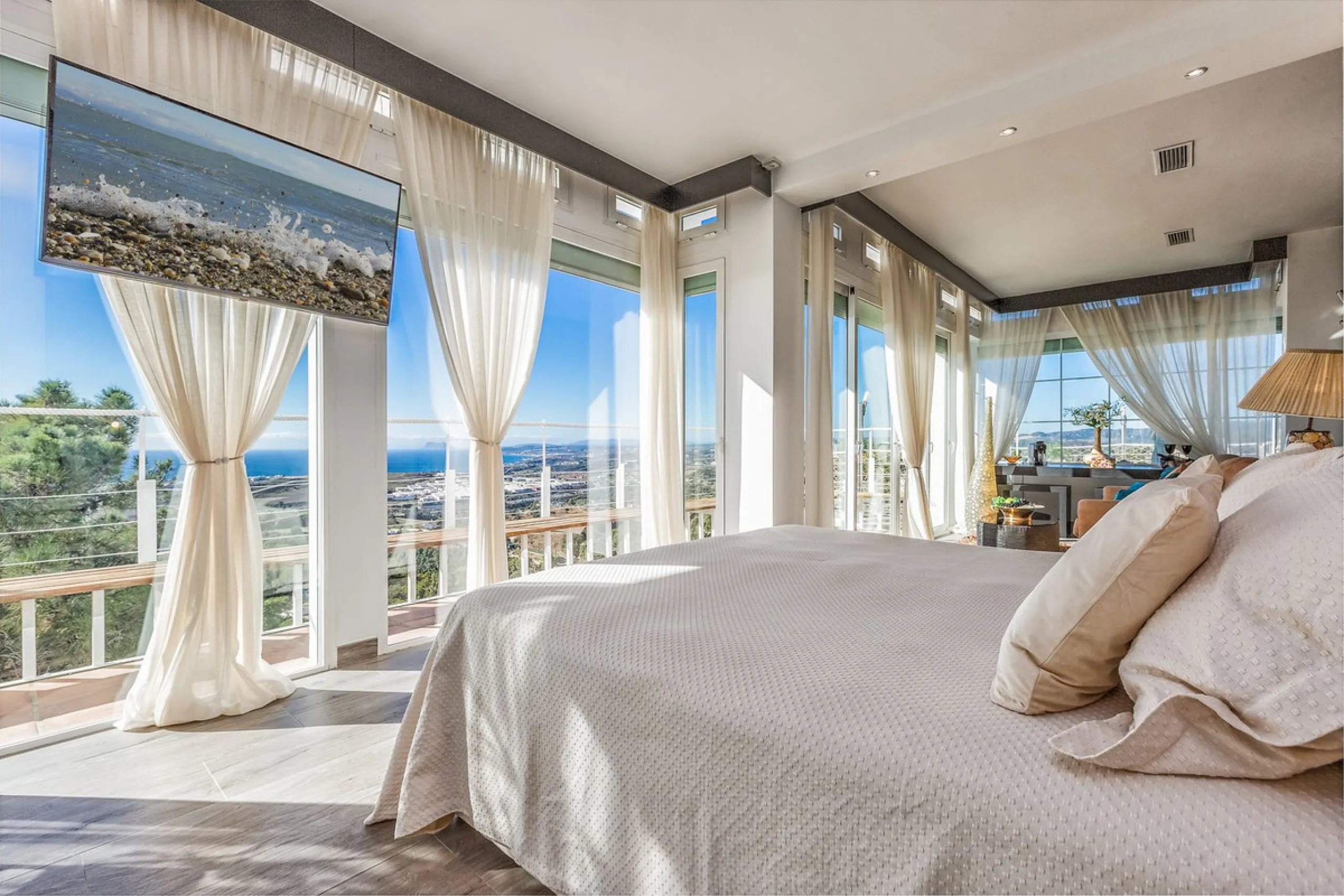 Magnificent contemporary-style villa, located just a 5-minute drive from the center of Estepona, in a privileged natural setting offering complete privacy and panoramic views of the sea, mountains, Gibraltar, and Africa. The property sits on a large plot 