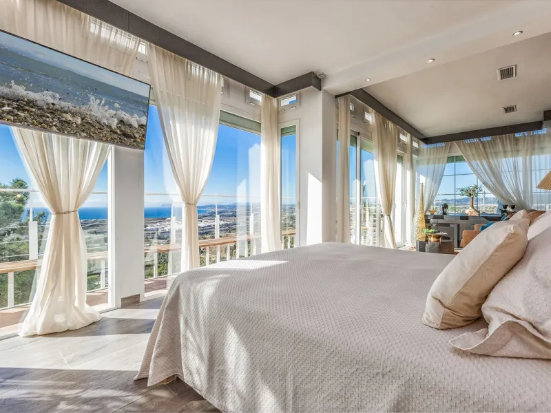 Magnificent contemporary-style villa, located just a 5-minute drive from the center of Estepona, in a privileged natural setting offering complete privacy and panoramic views of the sea, mountains, Gibraltar, and Africa. The property sits on a large plot 