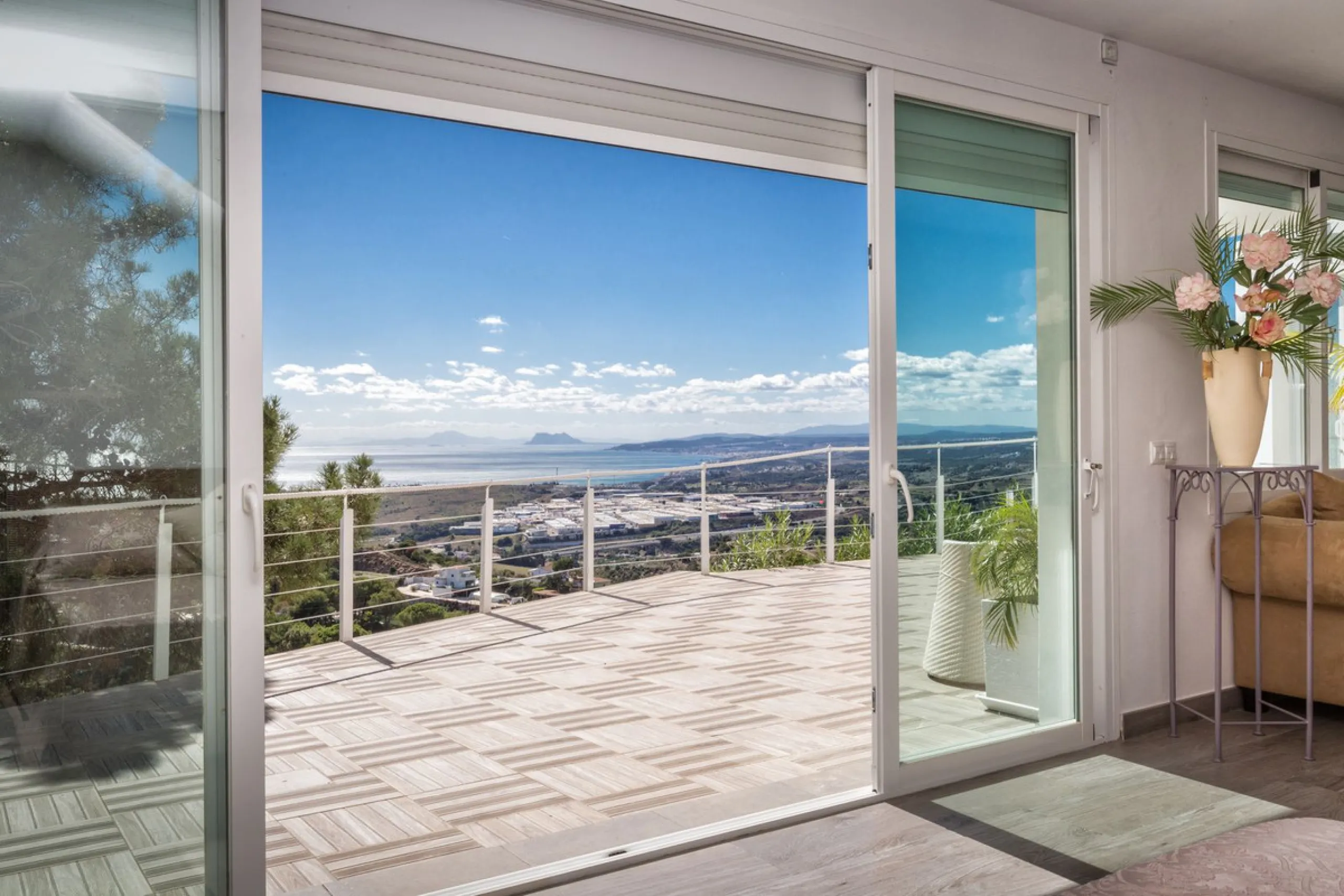 Magnificent contemporary-style villa, located just a 5-minute drive from the center of Estepona, in a privileged natural setting offering complete privacy and panoramic views of the sea, mountains, Gibraltar, and Africa. The property sits on a large plot 