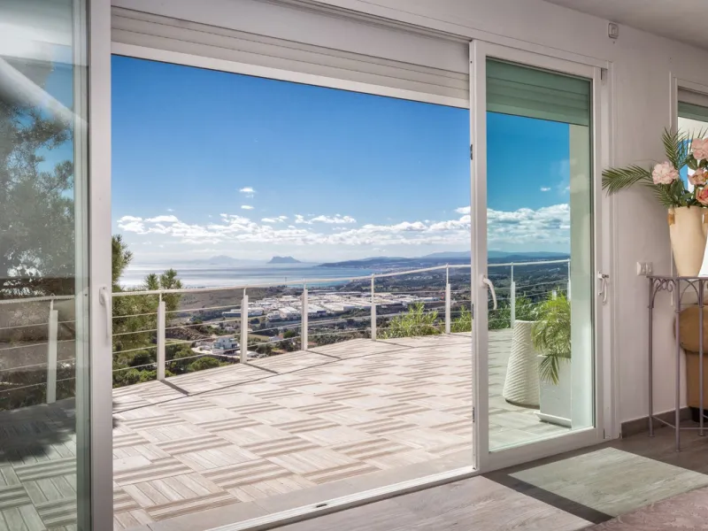 Magnificent contemporary-style villa, located just a 5-minute drive from the center of Estepona, in a privileged natural setting offering complete privacy and panoramic views of the sea, mountains, Gibraltar, and Africa. The property sits on a large plot 