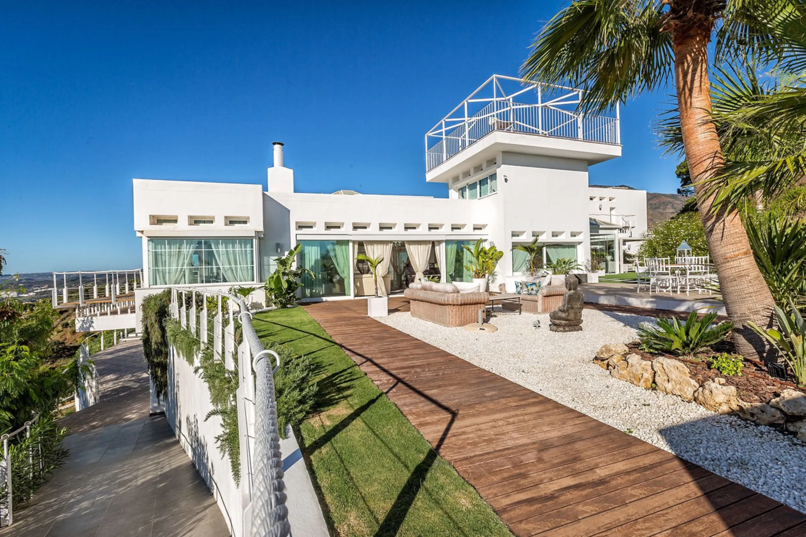 Magnificent contemporary-style villa, located just a 5-minute drive from the center of Estepona, in a privileged natural setting offering complete privacy and panoramic views of the sea, mountains, Gibraltar, and Africa. The property sits on a large plot 