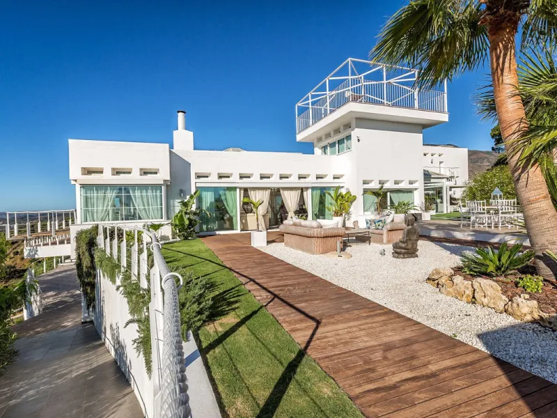 Magnificent contemporary-style villa, located just a 5-minute drive from the center of Estepona, in a privileged natural setting offering complete privacy and panoramic views of the sea, mountains, Gibraltar, and Africa. The property sits on a large plot 