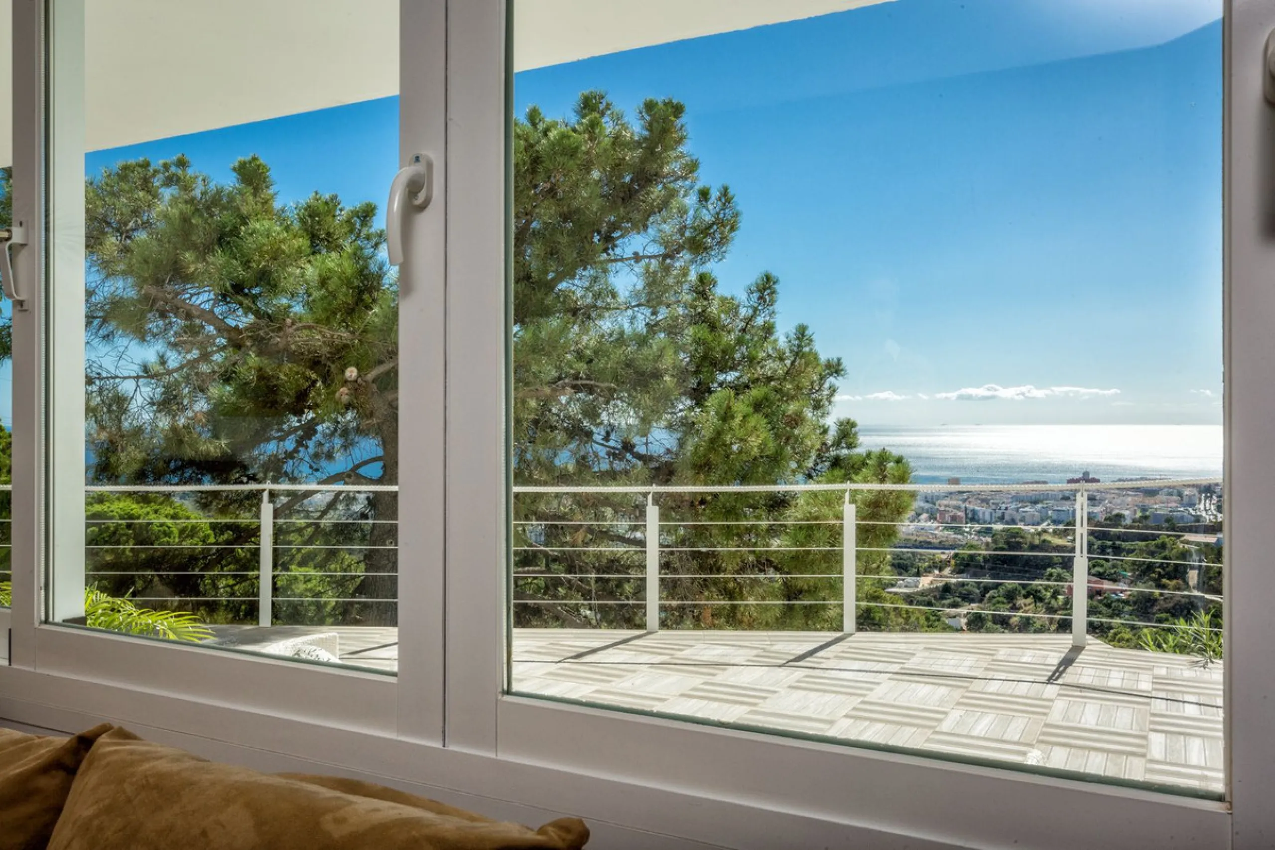 Magnificent contemporary-style villa, located just a 5-minute drive from the center of Estepona, in a privileged natural setting offering complete privacy and panoramic views of the sea, mountains, Gibraltar, and Africa. The property sits on a large plot 