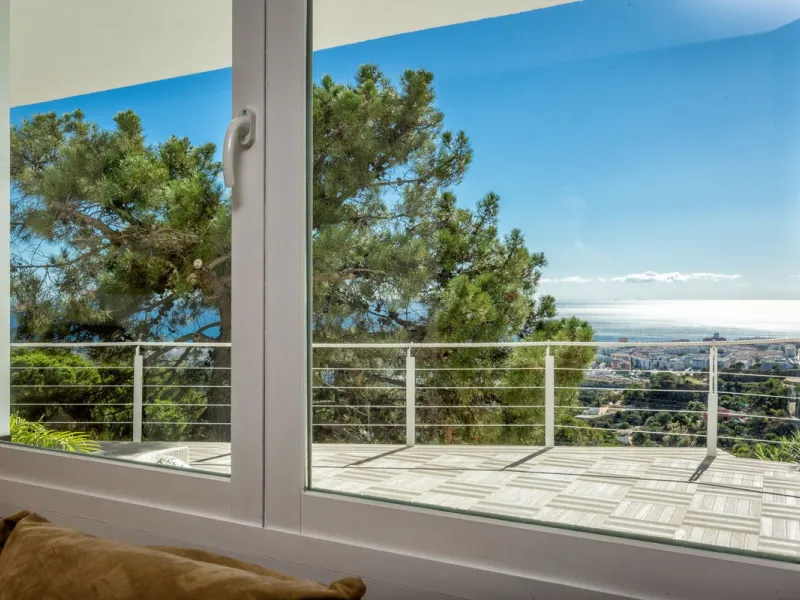 Magnificent contemporary-style villa, located just a 5-minute drive from the center of Estepona, in a privileged natural setting offering complete privacy and panoramic views of the sea, mountains, Gibraltar, and Africa. The property sits on a large plot 