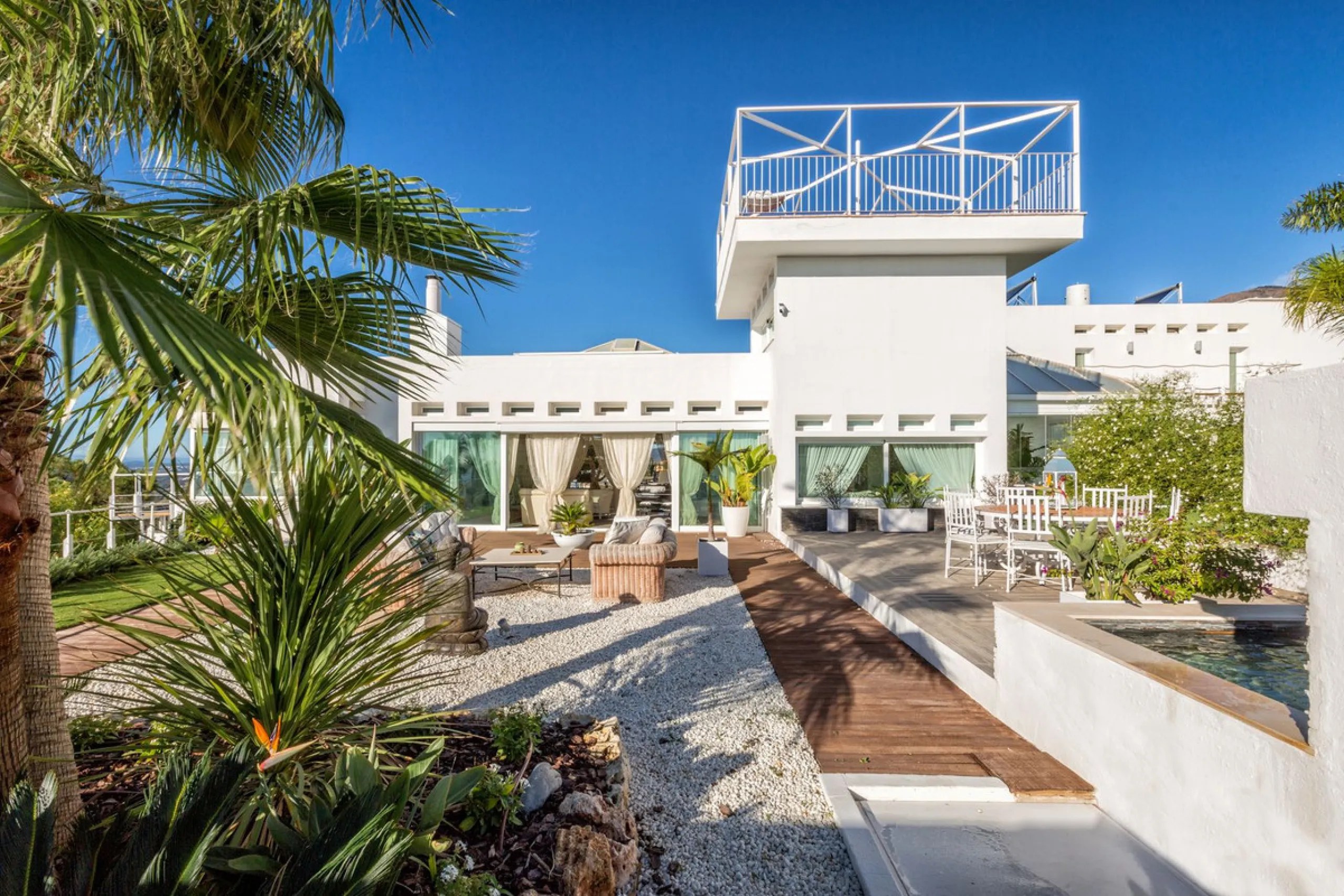 Magnificent contemporary-style villa, located just a 5-minute drive from the center of Estepona, in a privileged natural setting offering complete privacy and panoramic views of the sea, mountains, Gibraltar, and Africa. The property sits on a large plot 
