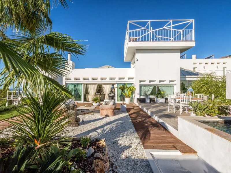 Magnificent contemporary-style villa, located just a 5-minute drive from the center of Estepona, in a privileged natural setting offering complete privacy and panoramic views of the sea, mountains, Gibraltar, and Africa. The property sits on a large plot 