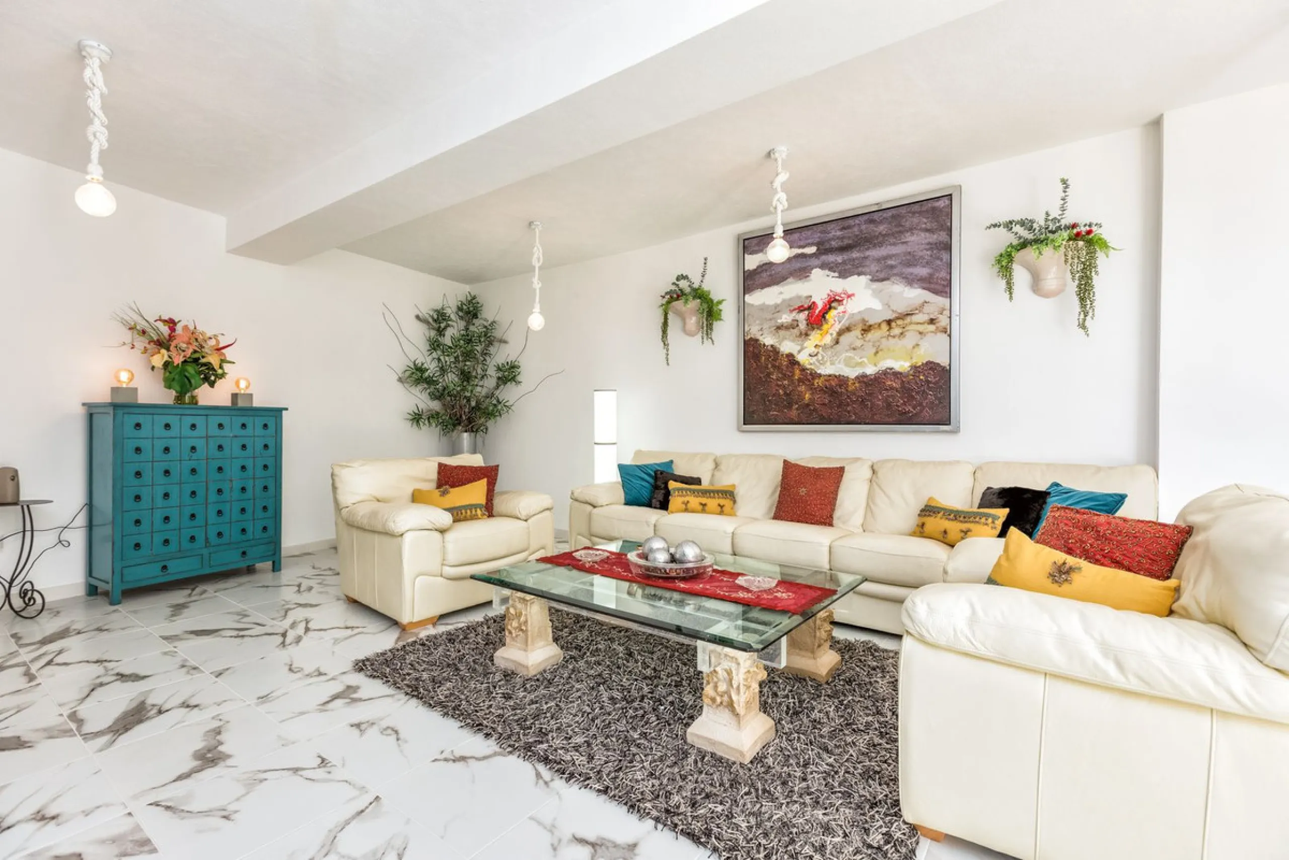 Magnificent contemporary-style villa, located just a 5-minute drive from the center of Estepona, in a privileged natural setting offering complete privacy and panoramic views of the sea, mountains, Gibraltar, and Africa. The property sits on a large plot 