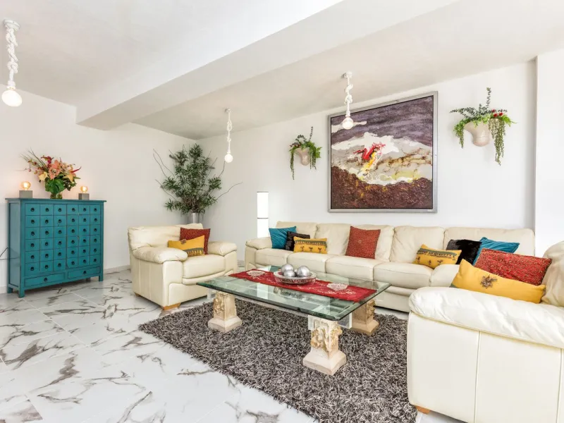 Magnificent contemporary-style villa, located just a 5-minute drive from the center of Estepona, in a privileged natural setting offering complete privacy and panoramic views of the sea, mountains, Gibraltar, and Africa. The property sits on a large plot 