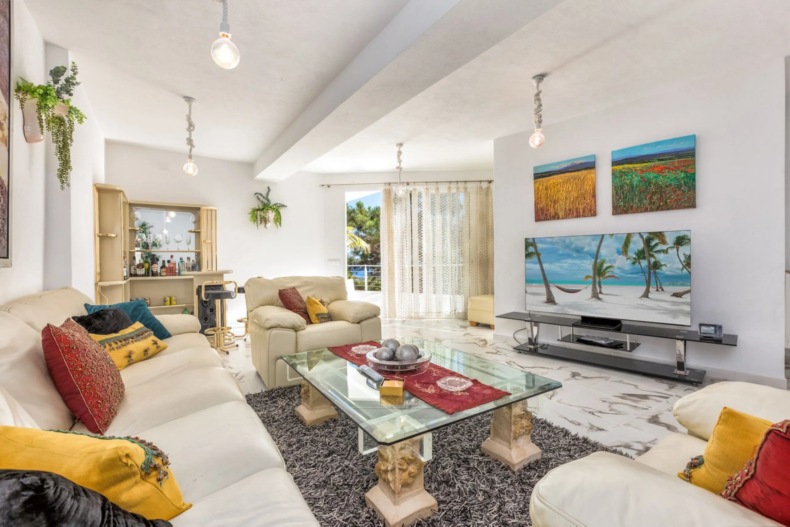 Magnificent contemporary-style villa, located just a 5-minute drive from the center of Estepona, in a privileged natural setting offering complete privacy and panoramic views of the sea, mountains, Gibraltar, and Africa. The property sits on a large plot 