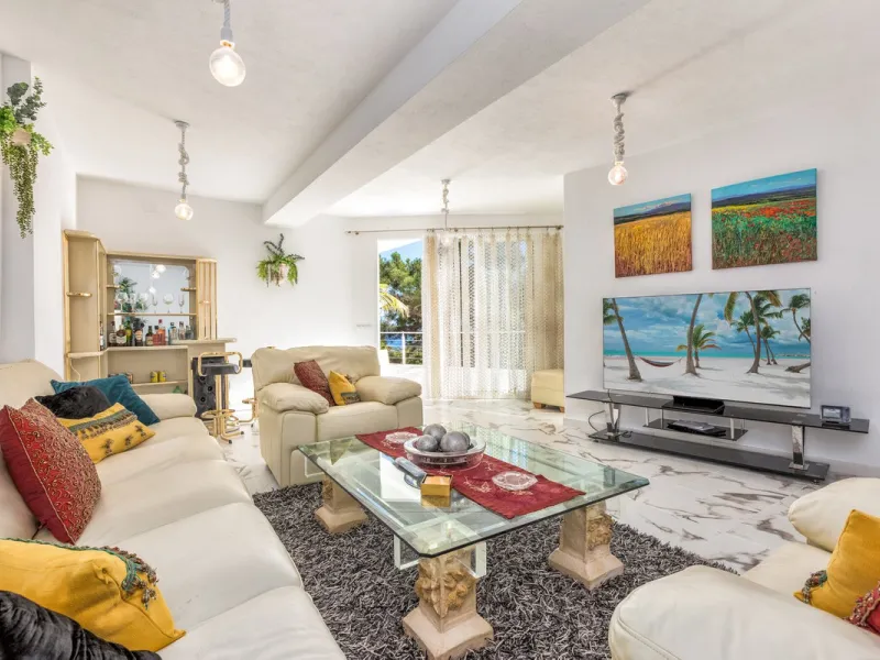 Magnificent contemporary-style villa, located just a 5-minute drive from the center of Estepona, in a privileged natural setting offering complete privacy and panoramic views of the sea, mountains, Gibraltar, and Africa. The property sits on a large plot 