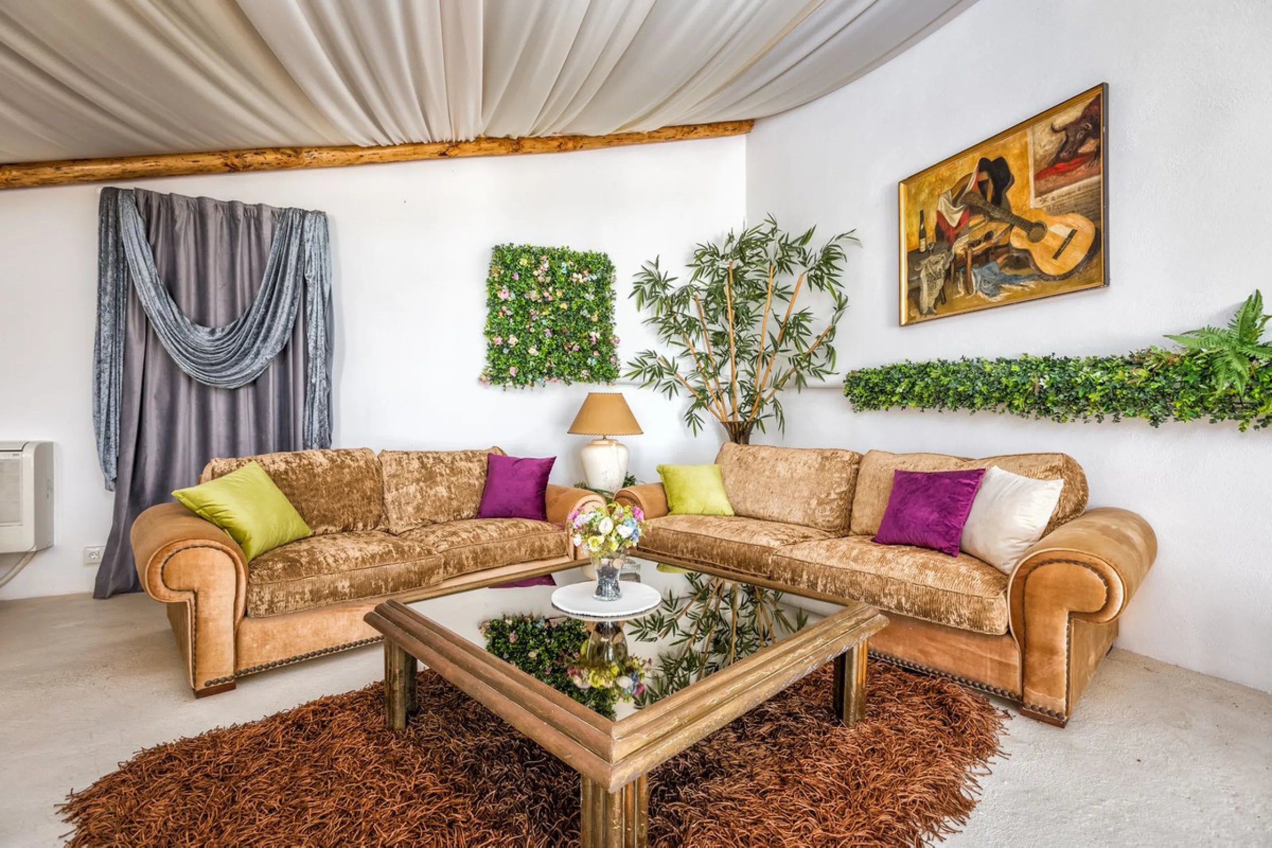 Magnificent contemporary-style villa, located just a 5-minute drive from the center of Estepona, in a privileged natural setting offering complete privacy and panoramic views of the sea, mountains, Gibraltar, and Africa. The property sits on a large plot 