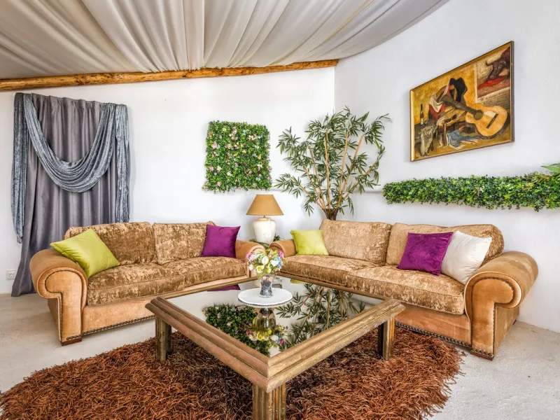 Magnificent contemporary-style villa, located just a 5-minute drive from the center of Estepona, in a privileged natural setting offering complete privacy and panoramic views of the sea, mountains, Gibraltar, and Africa. The property sits on a large plot 
