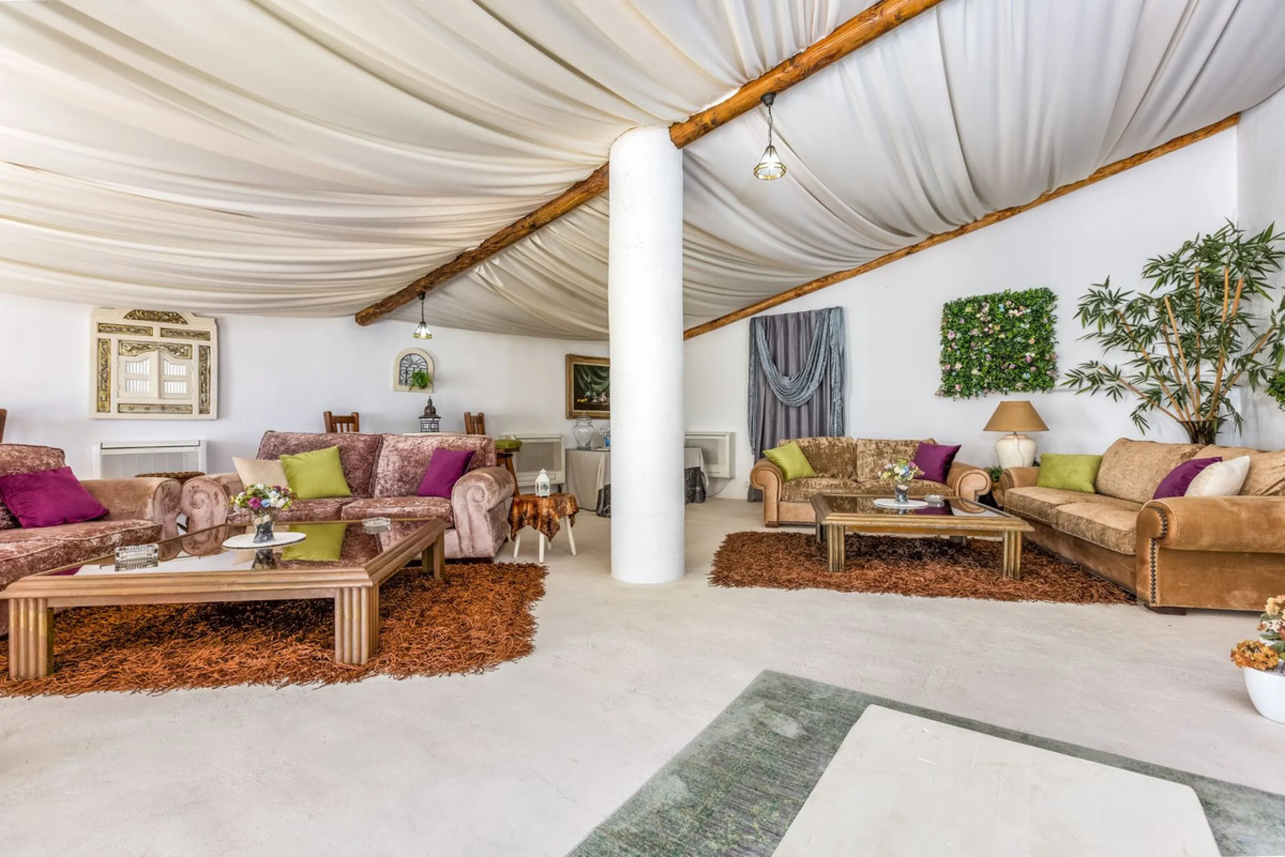 Magnificent contemporary-style villa, located just a 5-minute drive from the center of Estepona, in a privileged natural setting offering complete privacy and panoramic views of the sea, mountains, Gibraltar, and Africa. The property sits on a large plot 