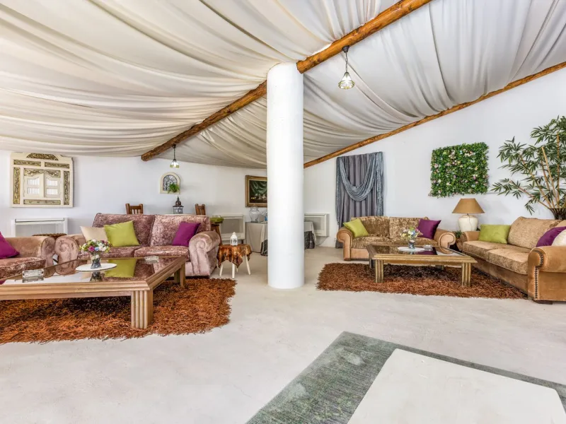 Magnificent contemporary-style villa, located just a 5-minute drive from the center of Estepona, in a privileged natural setting offering complete privacy and panoramic views of the sea, mountains, Gibraltar, and Africa. The property sits on a large plot 