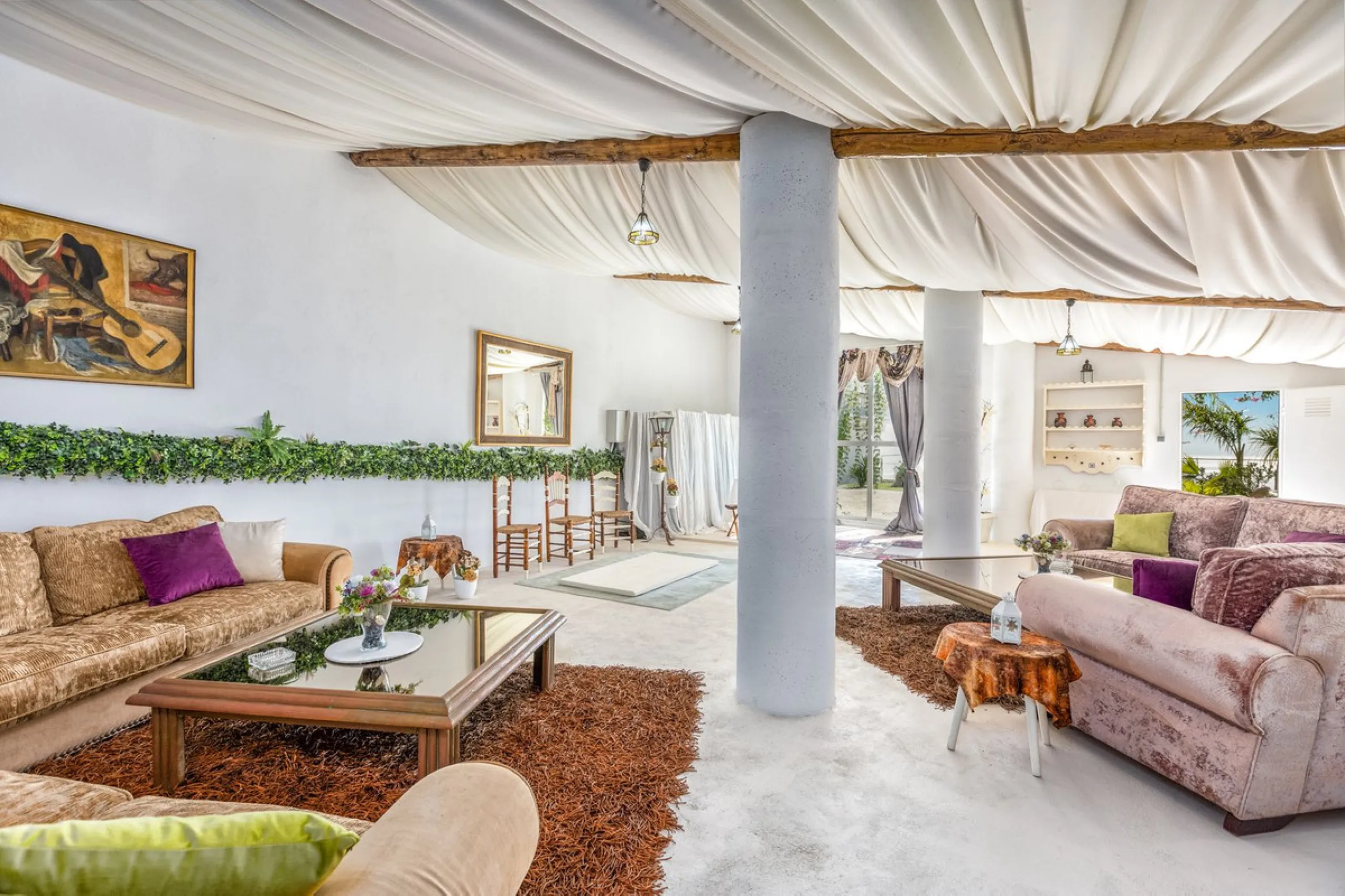 Magnificent contemporary-style villa, located just a 5-minute drive from the center of Estepona, in a privileged natural setting offering complete privacy and panoramic views of the sea, mountains, Gibraltar, and Africa. The property sits on a large plot 