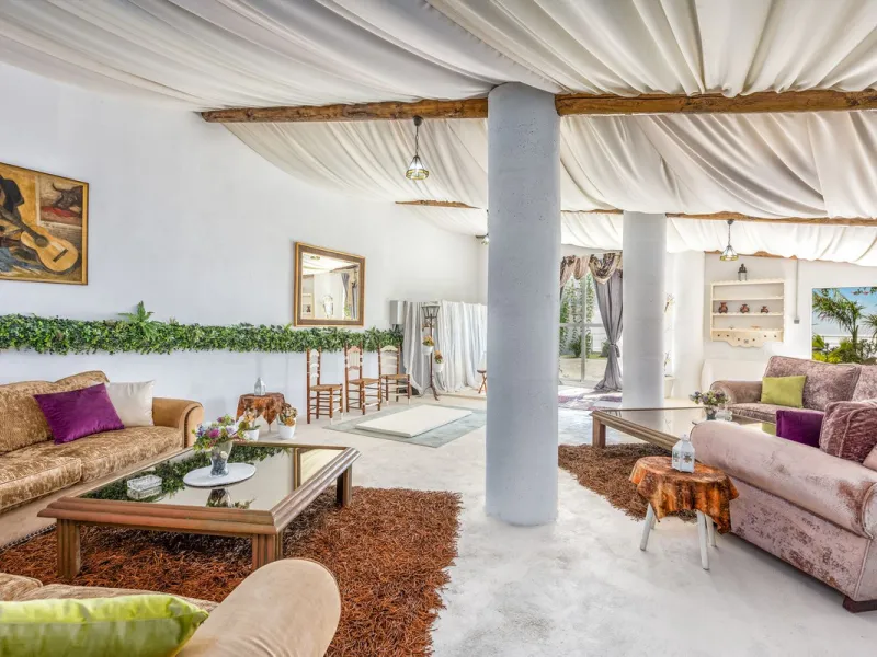Magnificent contemporary-style villa, located just a 5-minute drive from the center of Estepona, in a privileged natural setting offering complete privacy and panoramic views of the sea, mountains, Gibraltar, and Africa. The property sits on a large plot 
