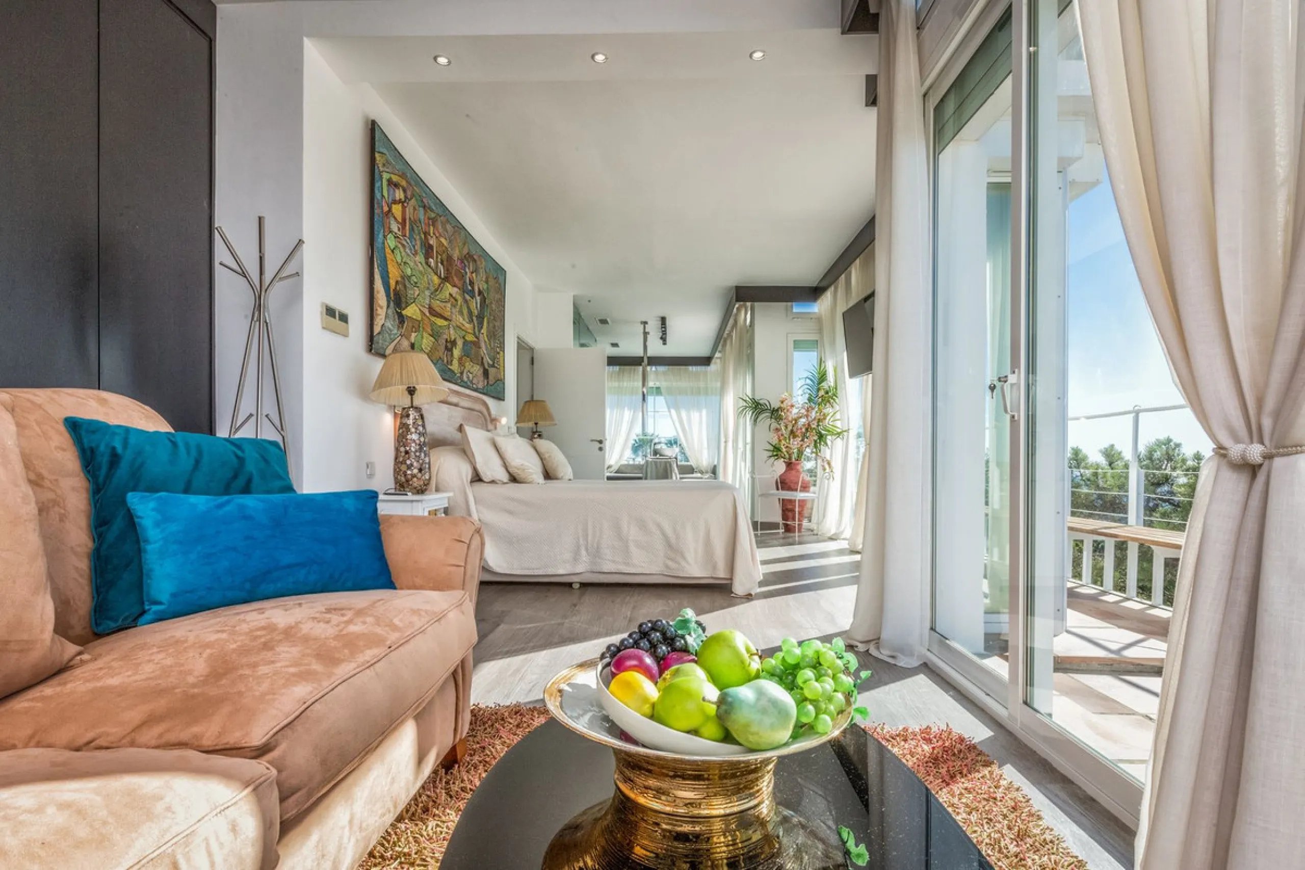 Magnificent contemporary-style villa, located just a 5-minute drive from the center of Estepona, in a privileged natural setting offering complete privacy and panoramic views of the sea, mountains, Gibraltar, and Africa. The property sits on a large plot 