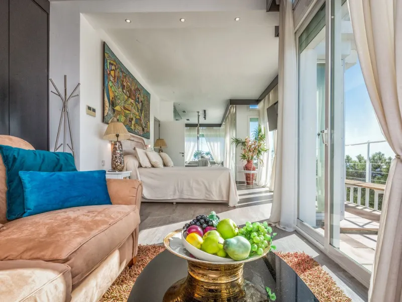 Magnificent contemporary-style villa, located just a 5-minute drive from the center of Estepona, in a privileged natural setting offering complete privacy and panoramic views of the sea, mountains, Gibraltar, and Africa. The property sits on a large plot 