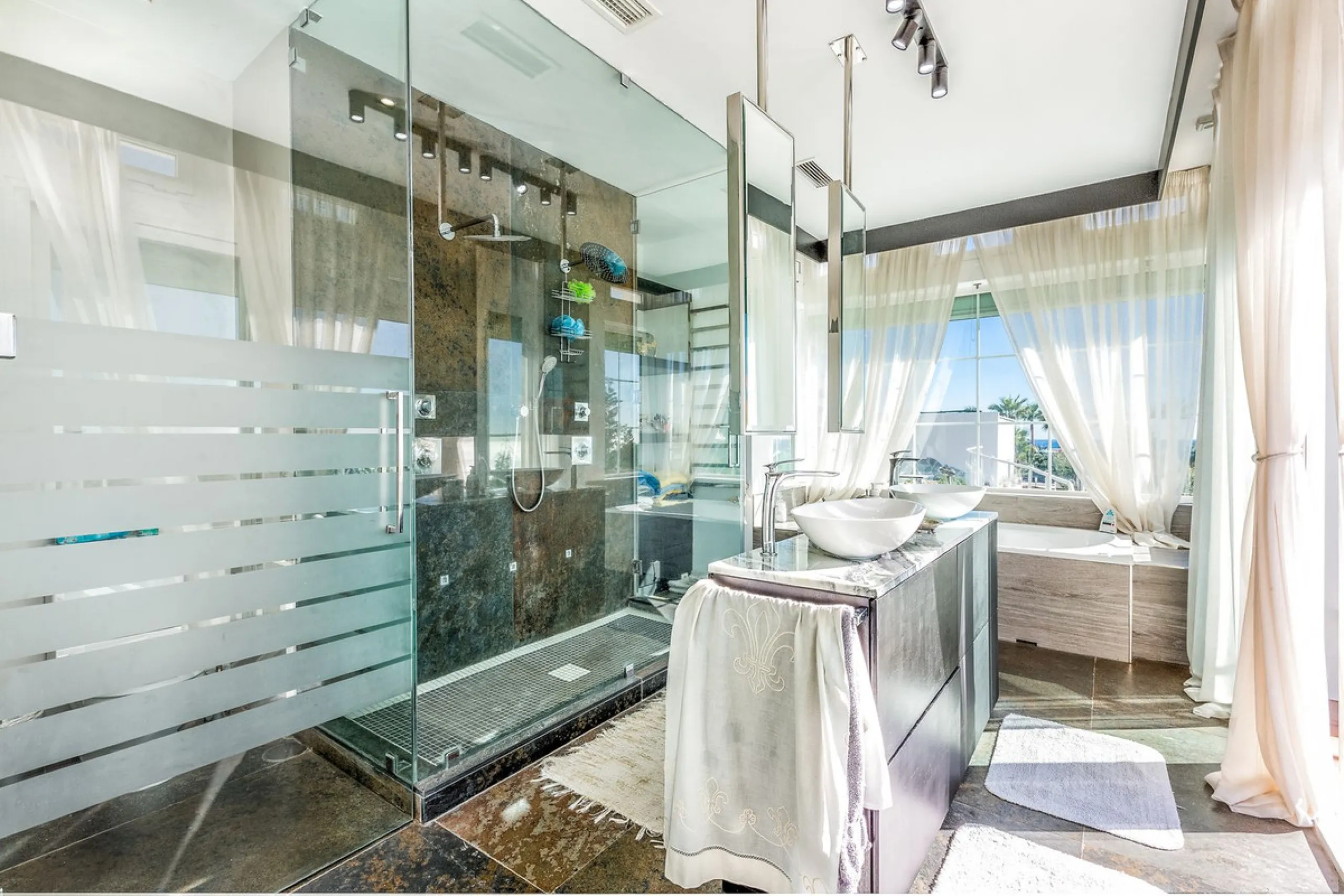 Magnificent contemporary-style villa, located just a 5-minute drive from the center of Estepona, in a privileged natural setting offering complete privacy and panoramic views of the sea, mountains, Gibraltar, and Africa. The property sits on a large plot 