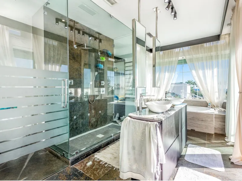 Magnificent contemporary-style villa, located just a 5-minute drive from the center of Estepona, in a privileged natural setting offering complete privacy and panoramic views of the sea, mountains, Gibraltar, and Africa. The property sits on a large plot 