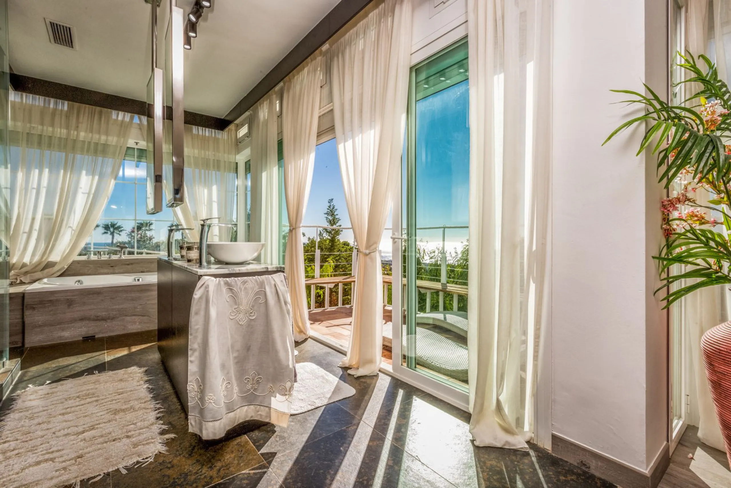 Magnificent contemporary-style villa, located just a 5-minute drive from the center of Estepona, in a privileged natural setting offering complete privacy and panoramic views of the sea, mountains, Gibraltar, and Africa. The property sits on a large plot 