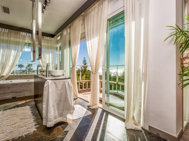 Magnificent contemporary-style villa, located just a 5-minute drive from the center of Estepona, in a privileged natural setting offering complete privacy and panoramic views of the sea, mountains, Gibraltar, and Africa. The property sits on a large plot 