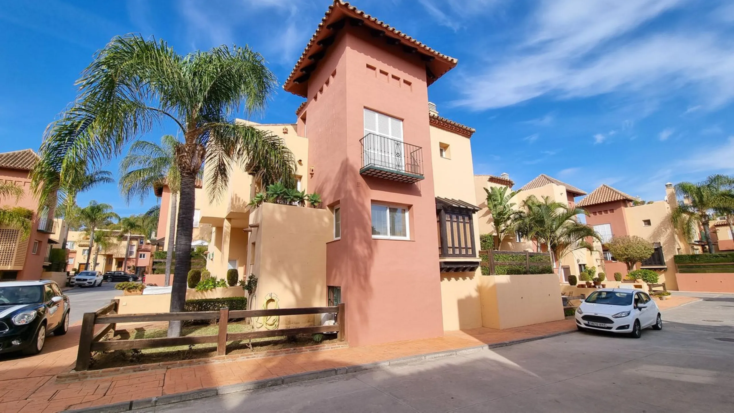 House - Townhouse в продаже в Marbella, Málaga. В доме 3 спален и 3 ванных комнат. Площадь дома 209 м²