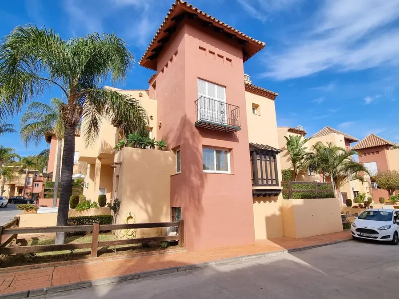 House - Townhouse в продаже в Marbella, Málaga. В доме 3 спален и 3 ванных комнат. Площадь дома 209 м²