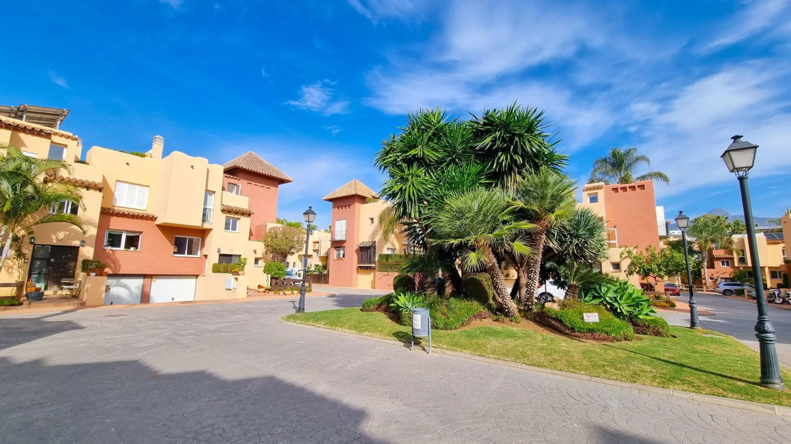 House - Townhouse в продаже в Marbella, Málaga. В доме 3 спален и 3 ванных комнат. Площадь дома 209 м²