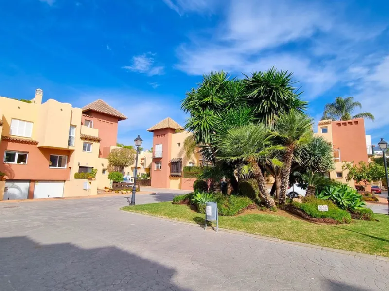 House - Townhouse в продаже в Marbella, Málaga. В доме 3 спален и 3 ванных комнат. Площадь дома 209 м²
