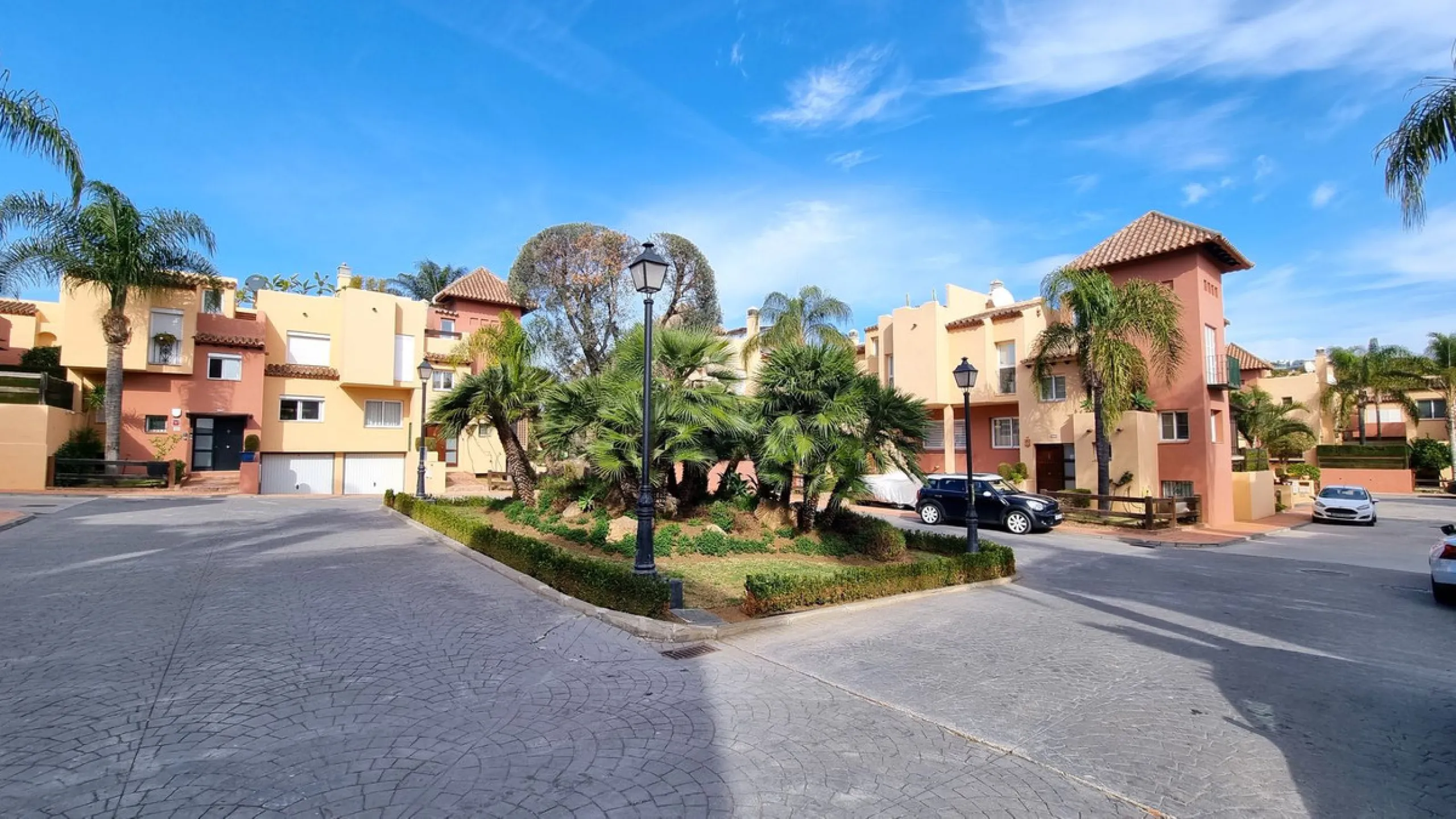 House - Townhouse в продаже в Marbella, Málaga. В доме 3 спален и 3 ванных комнат. Площадь дома 209 м²