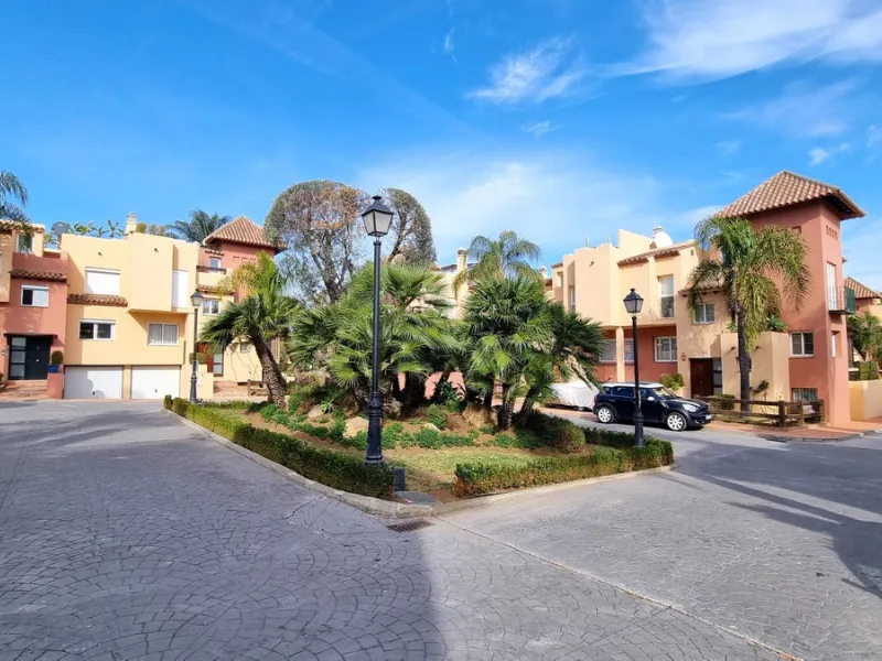 House - Townhouse в продаже в Marbella, Málaga. В доме 3 спален и 3 ванных комнат. Площадь дома 209 м²
