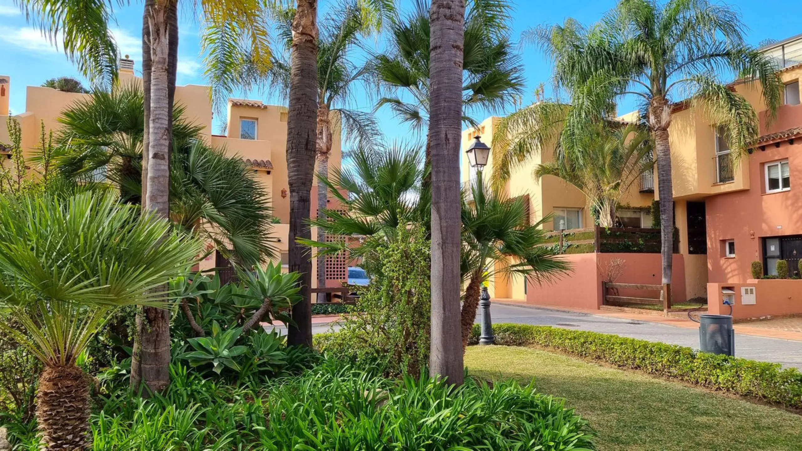 House - Townhouse в продаже в Marbella, Málaga. В доме 3 спален и 3 ванных комнат. Площадь дома 209 м²