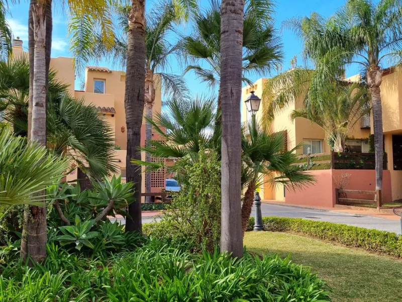 House - Townhouse в продаже в Marbella, Málaga. В доме 3 спален и 3 ванных комнат. Площадь дома 209 м²
