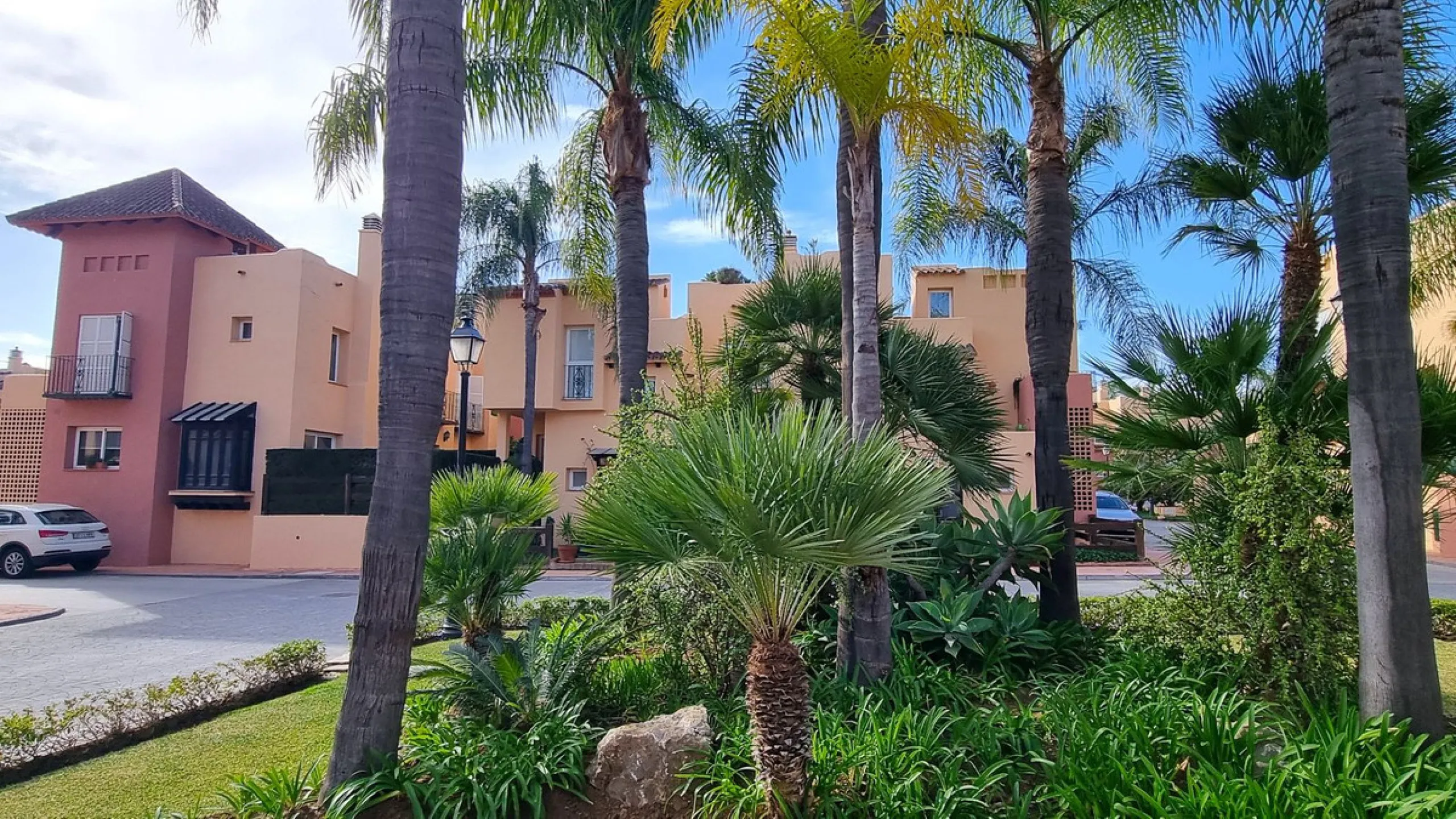 House - Townhouse в продаже в Marbella, Málaga. В доме 3 спален и 3 ванных комнат. Площадь дома 209 м²