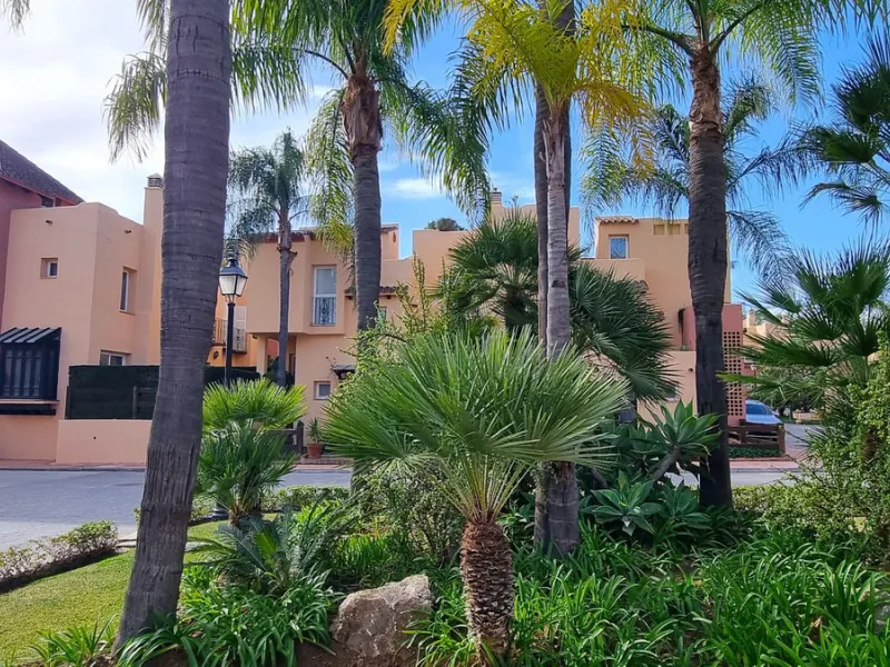 House - Townhouse в продаже в Marbella, Málaga. В доме 3 спален и 3 ванных комнат. Площадь дома 209 м²