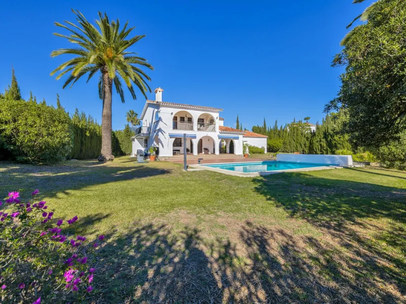 Andalusian style modernized Villa, located in Atalaya Alta.