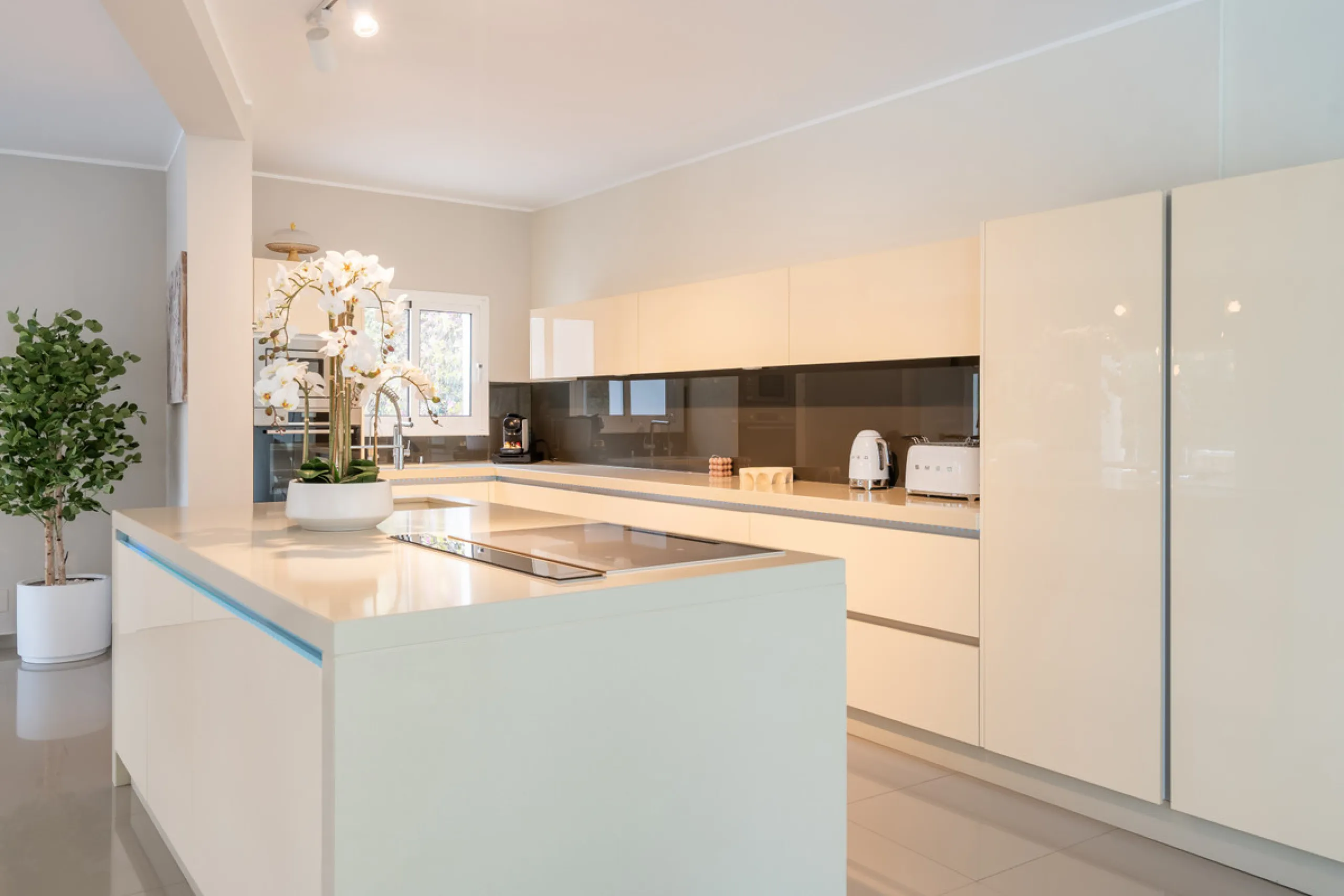 Introducing a stunning contemporary villa located in the prestigious, gated community of El Herrojo, Benahavís — one of Marbella's most desirable addresses. This elegant home combines modern luxury with serene Mediterranean living, offering privacy, secur