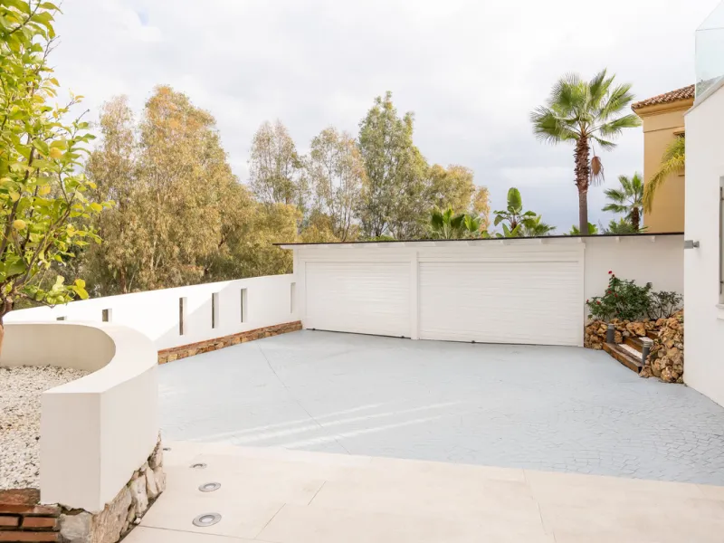 Introducing a stunning contemporary villa located in the prestigious, gated community of El Herrojo, Benahavís — one of Marbella's most desirable addresses. This elegant home combines modern luxury with serene Mediterranean living, offering privacy, secur