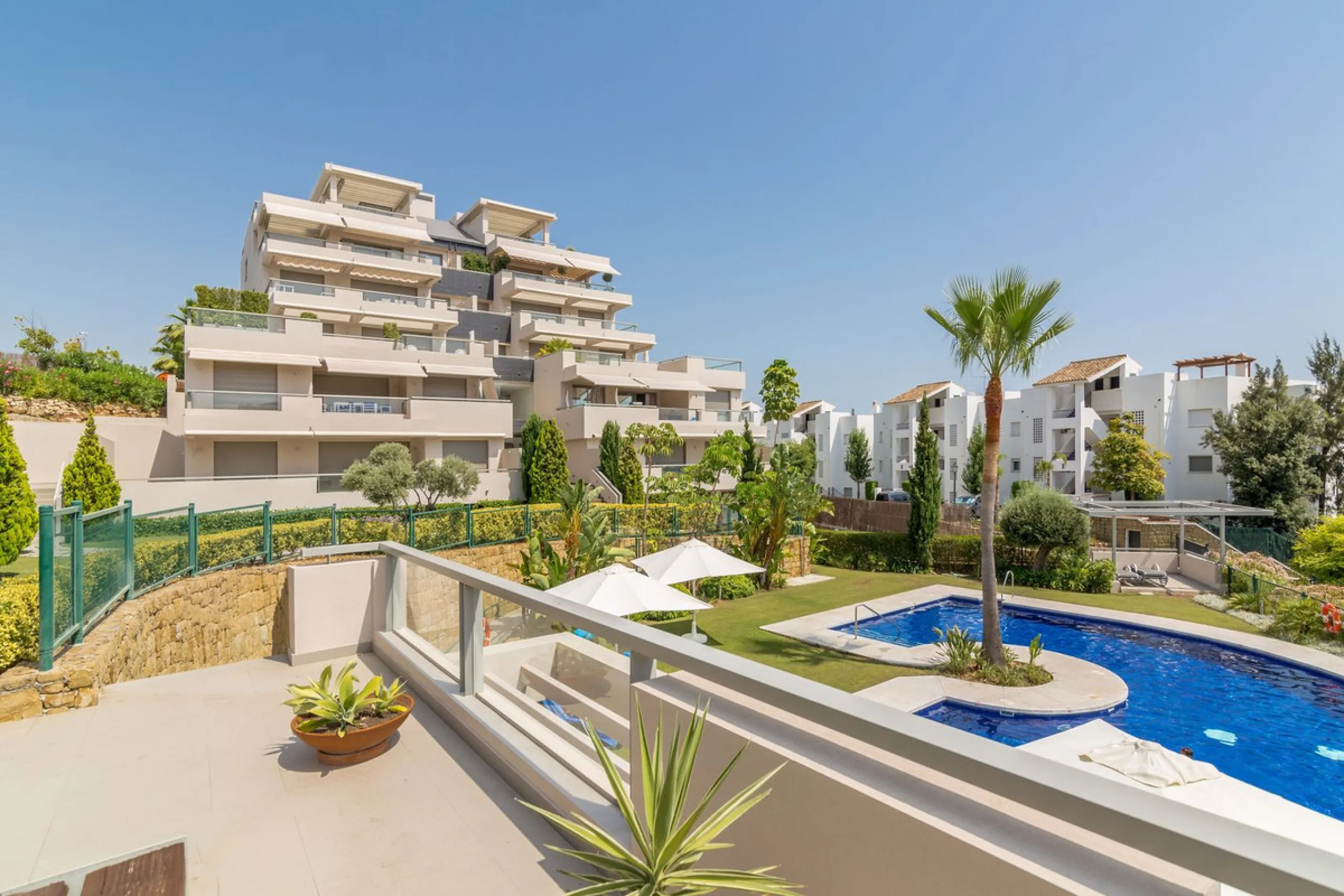 Luxurious 2-Bed Middle-Floor Apartment in Los Arrayanes Golf – Panoramic Views & Contemporary Elegance