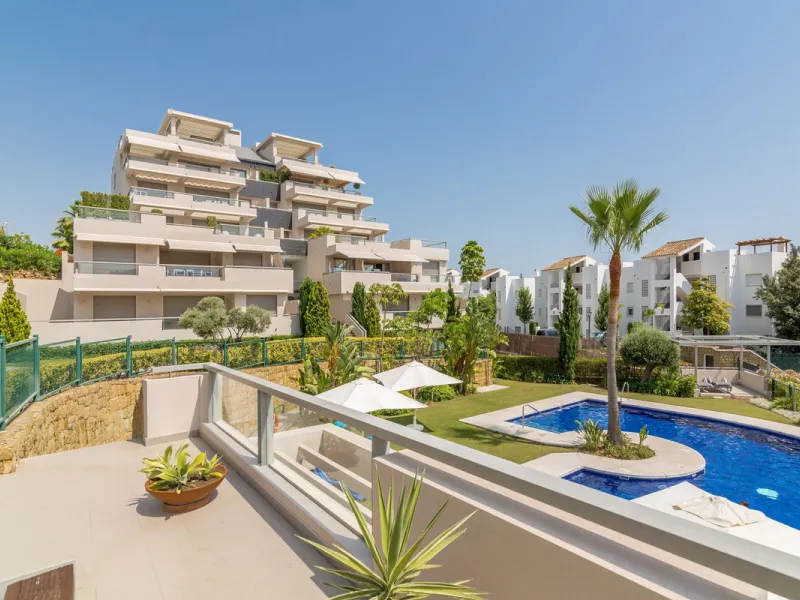 Luxurious 2-Bed Middle-Floor Apartment in Los Arrayanes Golf – Panoramic Views & Contemporary Elegance