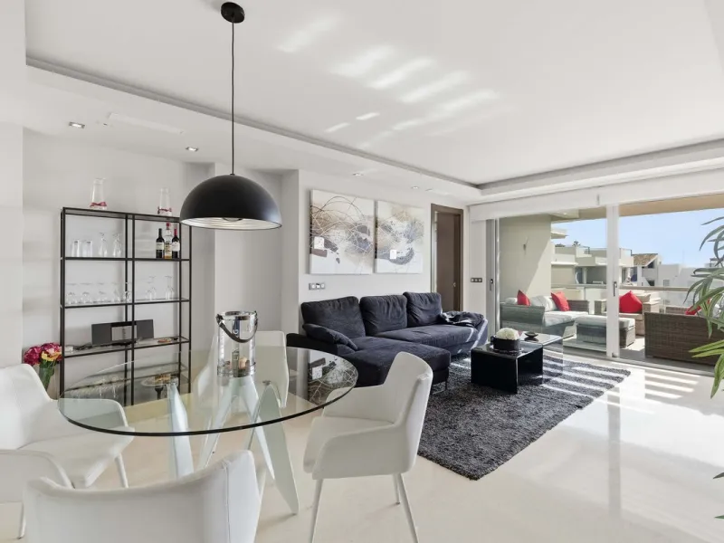 Luxurious 2-Bed Middle-Floor Apartment in Los Arrayanes Golf – Panoramic Views & Contemporary Elegance