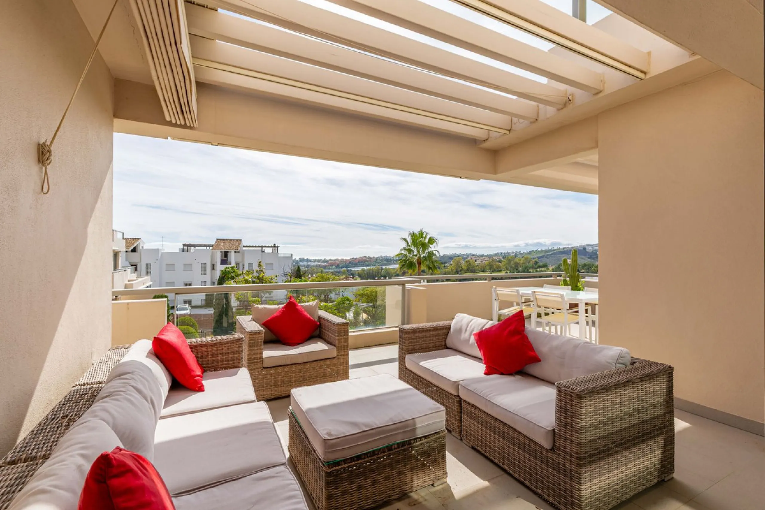 Luxurious 2-Bed Middle-Floor Apartment in Los Arrayanes Golf – Panoramic Views & Contemporary Elegance