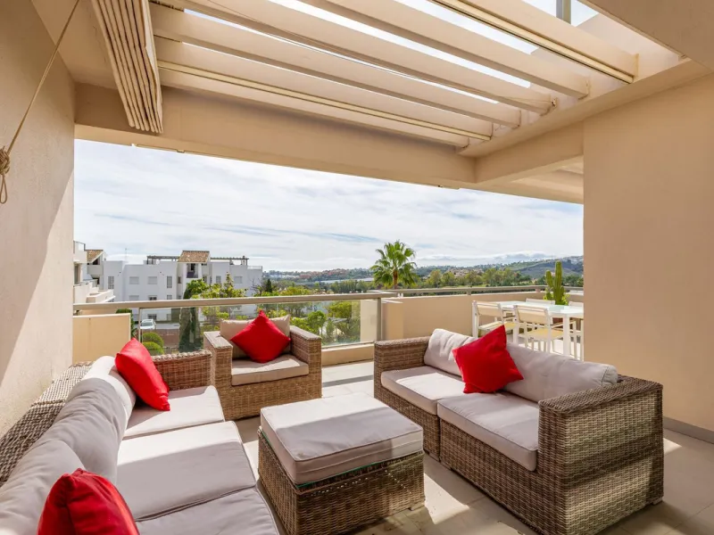 Luxurious 2-Bed Middle-Floor Apartment in Los Arrayanes Golf – Panoramic Views & Contemporary Elegance